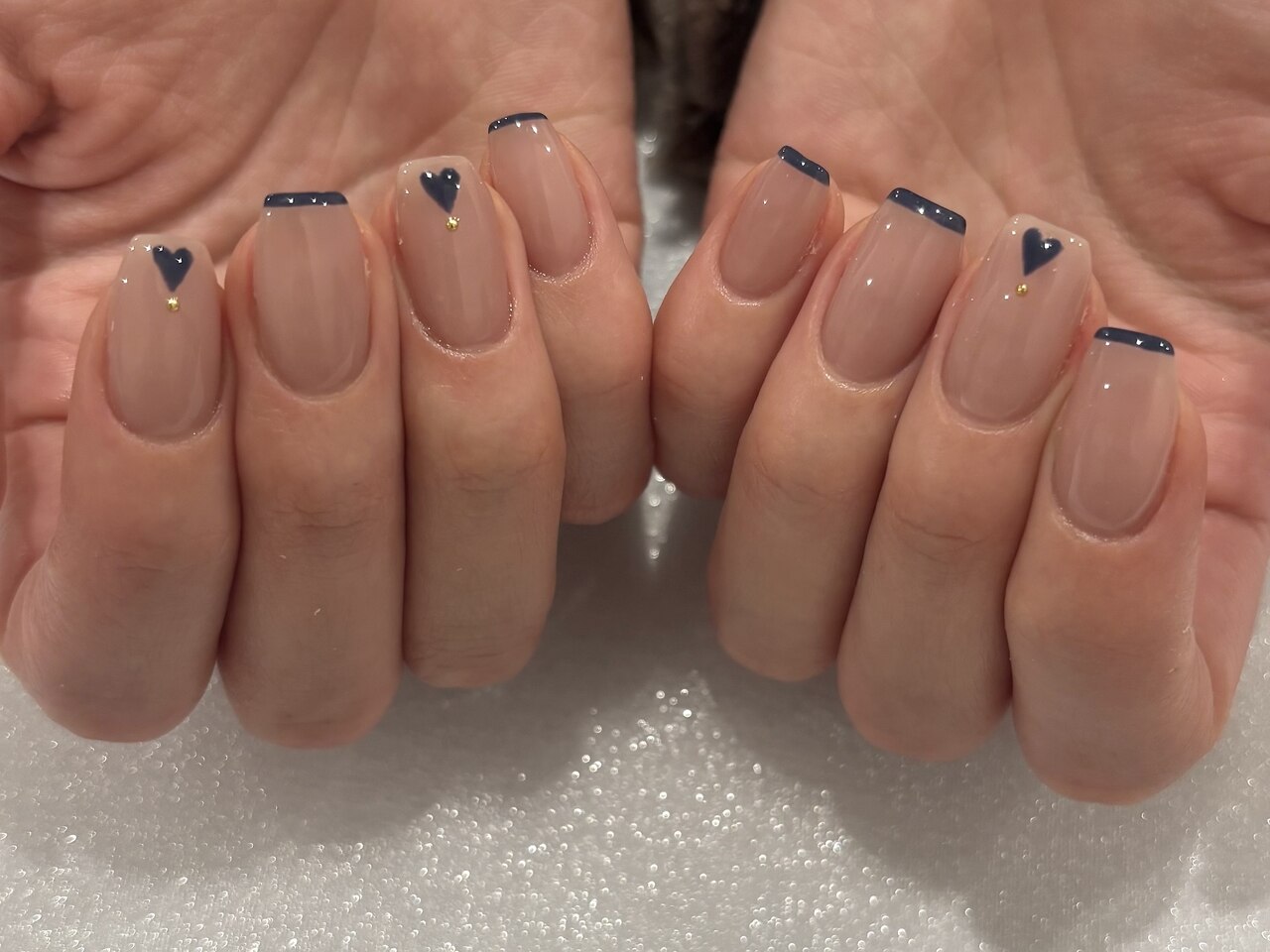 2026年冬トレンド】ネイビー ハートのネイルデザイン集｜人気順