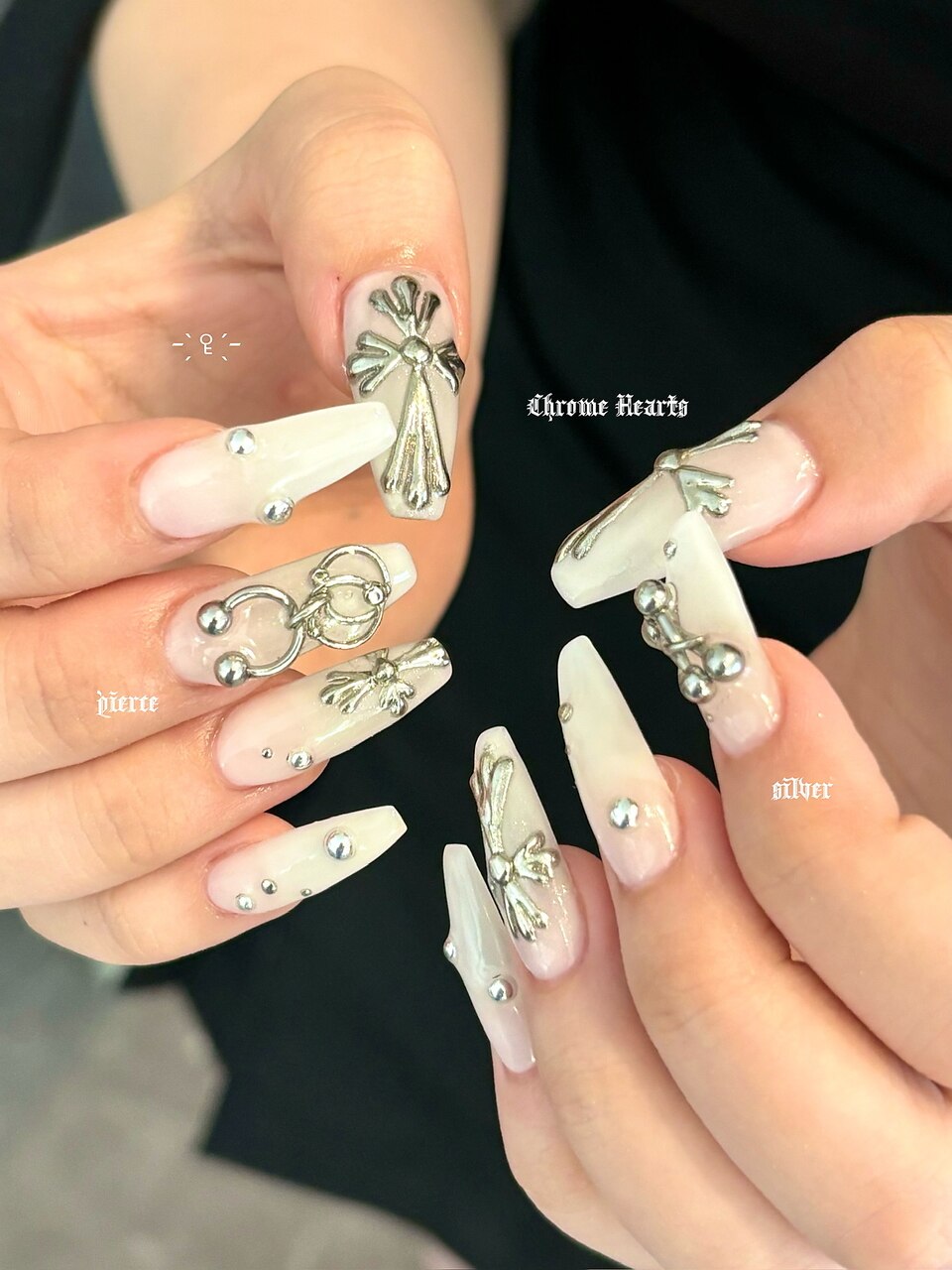 2025年-2026年冬トレンド】ホワイト スーパーロングのネイルデザイン集