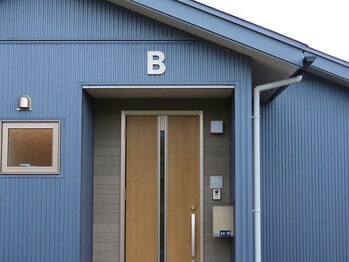 ナビ(NAVI)/グレーの壁のお家が目印です