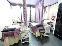 サロンドフェルメールの雰囲気(パープル・ブラックを基調としたマツエク・ルーム)