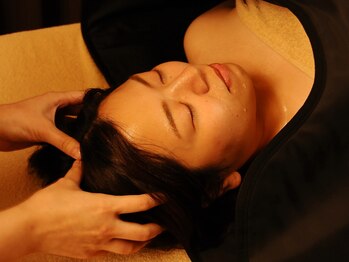 イエローストーブ テンノウジ(YellowStove TENNOJI)/岩盤サウナラップの仕上げに頭を