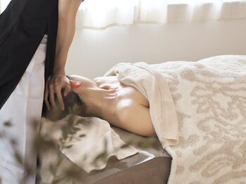 小顔矯正専門サロン PURUMUの写真/ただ癒されるだけじゃない。頭蓋骨の繋ぎ目へ届く極上スパで、目元パッチリ&お顔の引き上げ効果を実感!