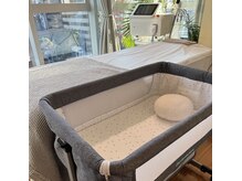 ビュースティ(BEAUSTIE)の雰囲気（プライベート空間の施術ルーム。ベビーベット完備。）