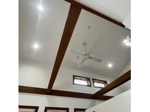 白と木の静かな空間で、肌も心も整えてゆったりをした時間を