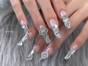クイント(quint.)の写真/大事な日はネイルで華やかに！ストーン埋め尽くしもOK♪思う存分楽しめる「つけ放題」で指先から輝く♪