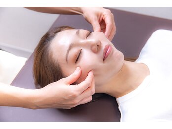 福岡・大濠公園で肩こりをリンパマッサージで改善し美姿勢に導く小顔矯正コルギ専門店/ 美容整体/エステ/リラク/コルギ