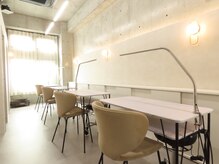 ベージュとグレーを基調にした店内。