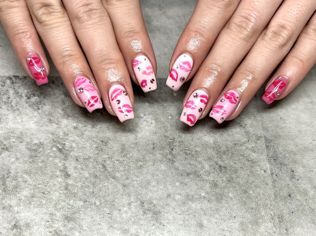 2025年-2026年冬トレンド】キスマークのネイルデザイン集｜人気順