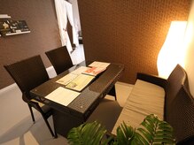 アイラッシュアンドビューティサロン アージュ(EYELASH&BEAUTY SALON A-JU)の雰囲気（店内は柔らかい光と緑のある空間。心身共にリラックス。）