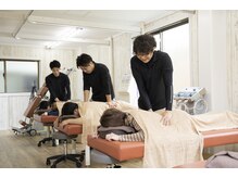 篠崎駅前一整骨院 パーソナルトレーニングジム/コリ固まった筋肉をほぐします。