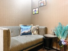 ウェイティングルームで施術前後もゆったり