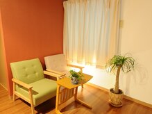 温かみある色と木の優しい風合いで、気持ちがほっと安らぐ空間♪