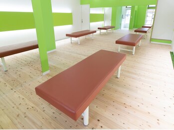 カラダラボ 高崎店/清潔感のある自然に囲まれた空間