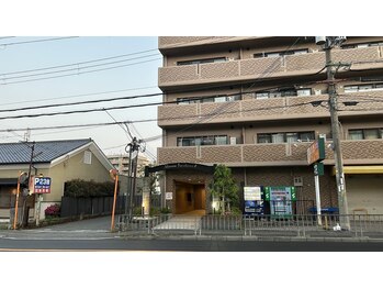 ニケ/マンション＆駐車場入り口