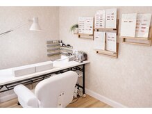 ネイルズミューコ 四谷三丁目店(nail’s MyuCo)の雰囲気（店内は3席で、一人あたりの空間を広くとっております）