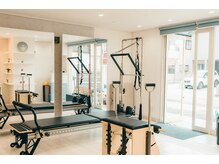 ティーズピラティス(T's Pilates)の雰囲気（サロンのような綺麗な室内。ほんのりとアロマが香おる空間）
