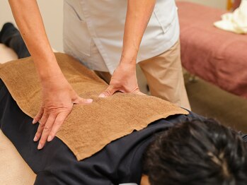 アールワン/施術風景／上半身