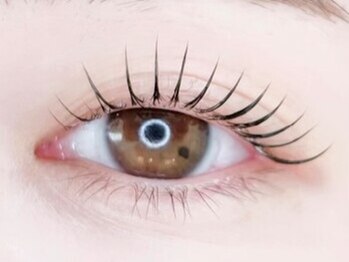 トン アイデザイン(ton eyedesign)の写真/どの角度から見てもナチュラル可愛い仕上がりに♪自まつ毛の生え癖や目の形に合わせて、理想の目元を演出◎