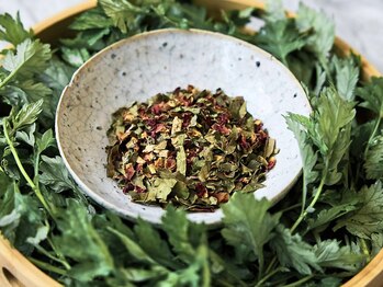 アウン 高島本店(aUN)/よもぎ蒸しにはたっぷりのハーブ