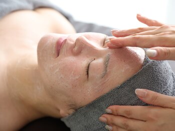 ミュアン(La Mueien)/ハーブピーリング工程ゴマージュ