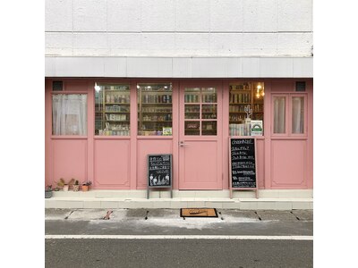 ピンクのお店が目印です♪