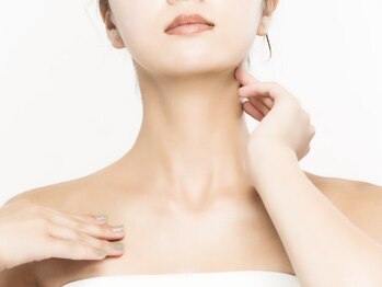 フルールクレール 駒込店の写真/フェイスラインをきゅっと引き上げ理想の小顔へ。頭蓋骨矯正+首肩リンパ+小顔矯正でリフトアップ&ツヤ肌に