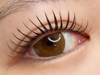 アイプラス オリ(eye+ oli)の写真/「エクステが下がる」「瞳の影が気になる」方へ！＆Healthy（アンドヘルシー）で根元から上向きキープ◎
