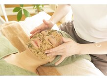 エクリュ 美顔 痩身専門サロン(ecru)の雰囲気（グリーンピールは皮膚心臓部に働きかけて新しい皮膚を作ります。）