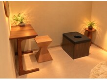京都西院ゆるりのよもぎ蒸し【黄土/ビタロマスチーム/温活/体内改善/フェムケア】の雰囲気（木製椅子/座る座面が大きく座り心地◎/リラックス効果NO.1）