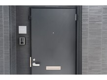 ミリミリ(Mir'miR')の雰囲気（入口が黒の扉になります♪）