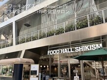 エレベーターで4階までどうぞ。入り口でお待ちしております。