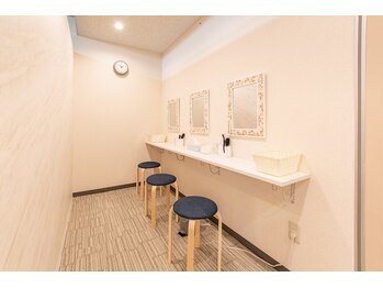 小顔フェイスラボ 四日市店(小顔FaceLabo.)/メイク直しも◎コテ完備♪