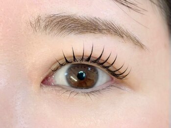 ネイルアンドアイラッシュ フロル(Flor)の写真/《高持続×高技術》すっぴんでも自信の持てる根元から自然に立ち上がった綺麗なまつげへ♪【まつパ￥4400】