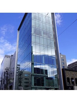 メナード 大通公園/おしゃれなガラス張りビルです