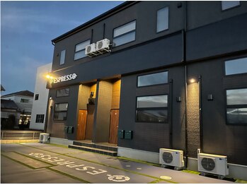 デリマ(Delima)/夜のサロン風景