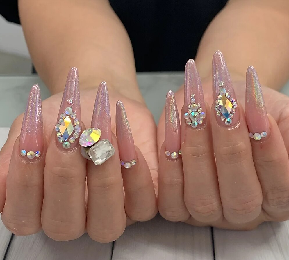 2026年冬トレンド】ストーンアートのネイルデザイン集｜人気順｜24