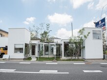 いくつも白い箱が組み合わさった、特徴的なデザインの建物です。