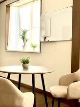 整体院ヒカリノキュウジツ さくら店/さくら店モダンな内装です