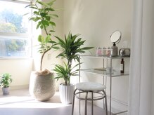 園 新宿三丁目店(SONO)/シルバー×白基調のモダンな店内