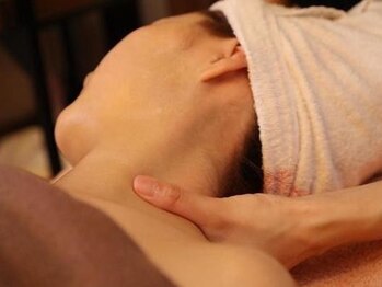 華蓮(karen)の写真/完全個室の空間で極上の施術を堪能♪デスクワーク等でコリ固まった肩を徹底ほぐし★強もみも得意◎