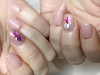 ピンクにカラフルシェルネイル