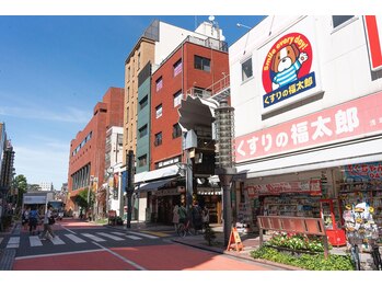 はあとねいる 浅草店/くすりの福太郎の横のレンガビル