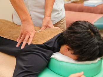 アールワン/施術風景／上半身