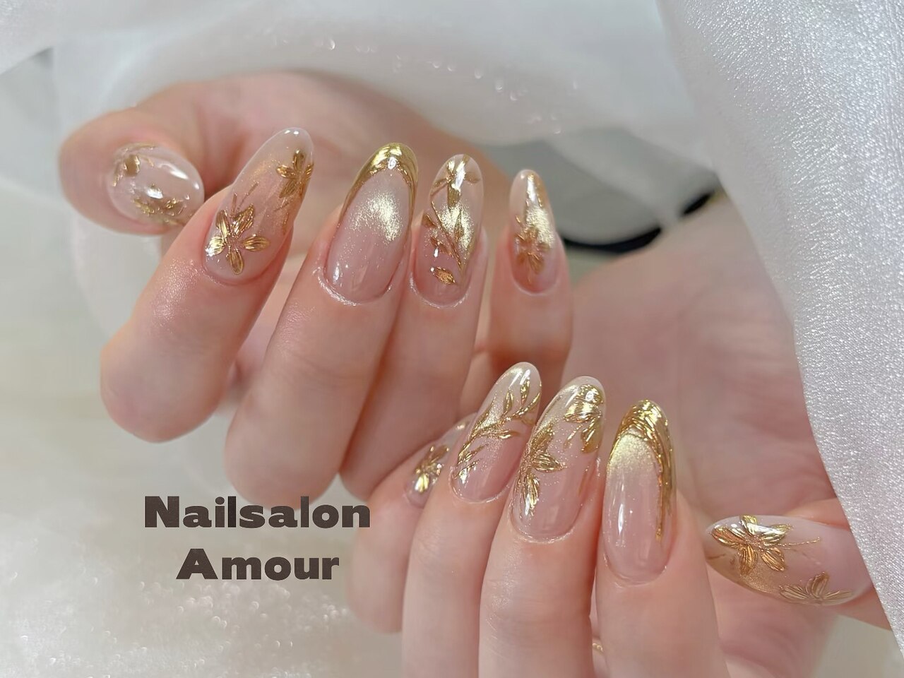 2025年-2026年冬トレンド】ゴールドのネイルデザイン集｜人気順｜2