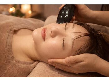 ココシア(cococia)の写真/温熱カッサとドライヘッドマッサージで頭スッキリ＆お顔もリフトUP☆cococia独自の手技をご堪能下さい♪