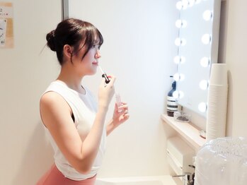 サラ ヨガ インスティテュート 自由が丘(Sarah Yoga Institute)/女優ミラーでお化粧直し