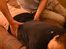 京都駅整体ラボ 菅原総合整体 ホテルグランヴィア京都店/骨盤の左右差を見ています。