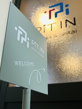 ピットイン(PiT IN)/入口前サイン