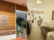 ナチュラルな店内、リクライニングチェアでゆっくりお寛ぎ下さい