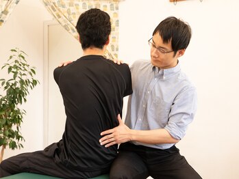 カイロプラクティックケアハウス/男性の腰椎（腰）の検査